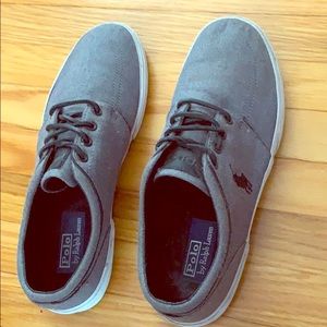 Casual dress. Men’s gray polo sneaker.